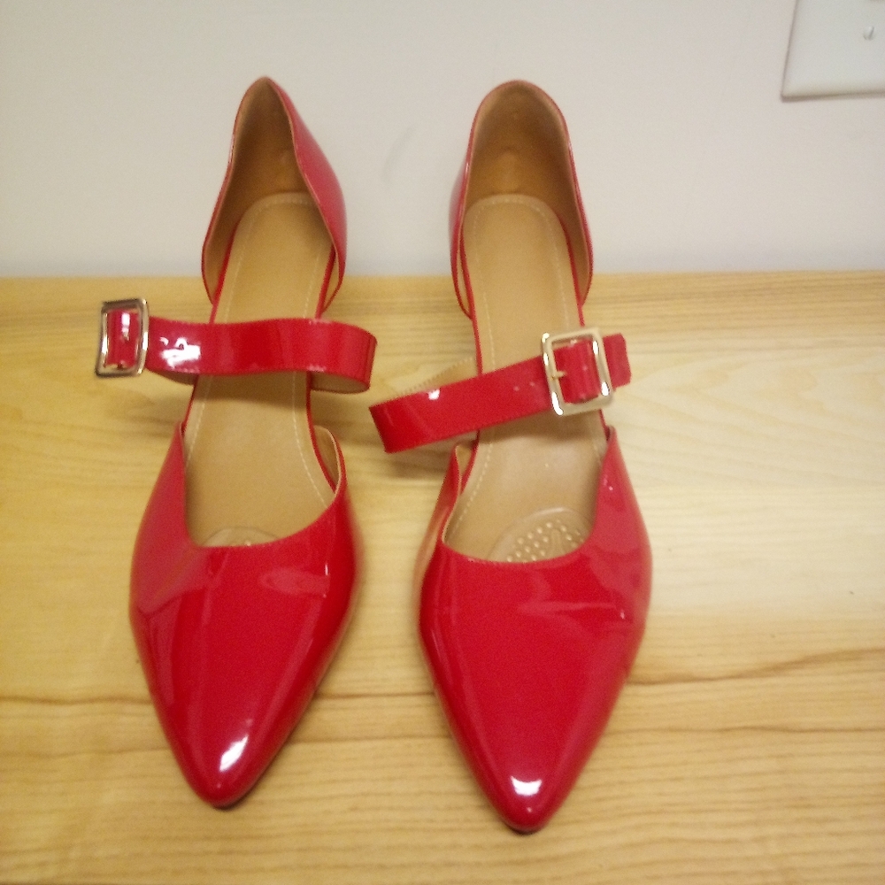 Red patent leather pump